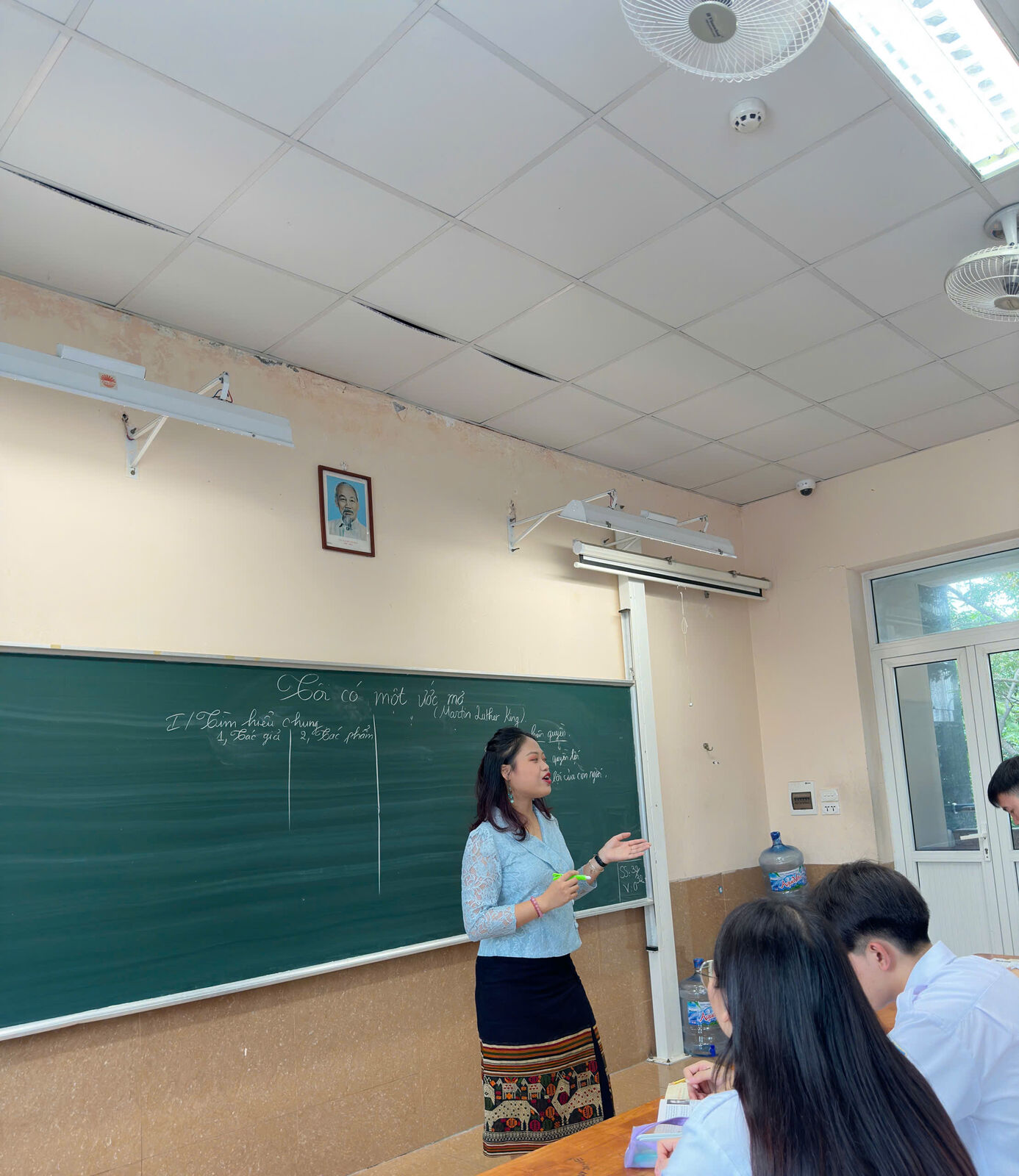 Cô Bình giảng bài trên lớp