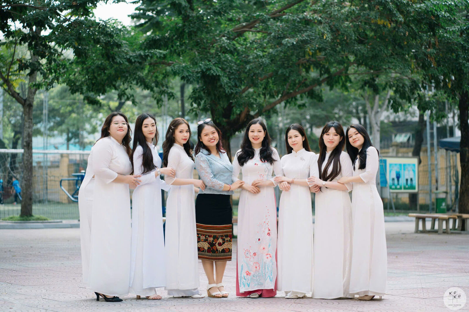 Cô Bình cùng các học trò Lào trong tà áo dài trắng