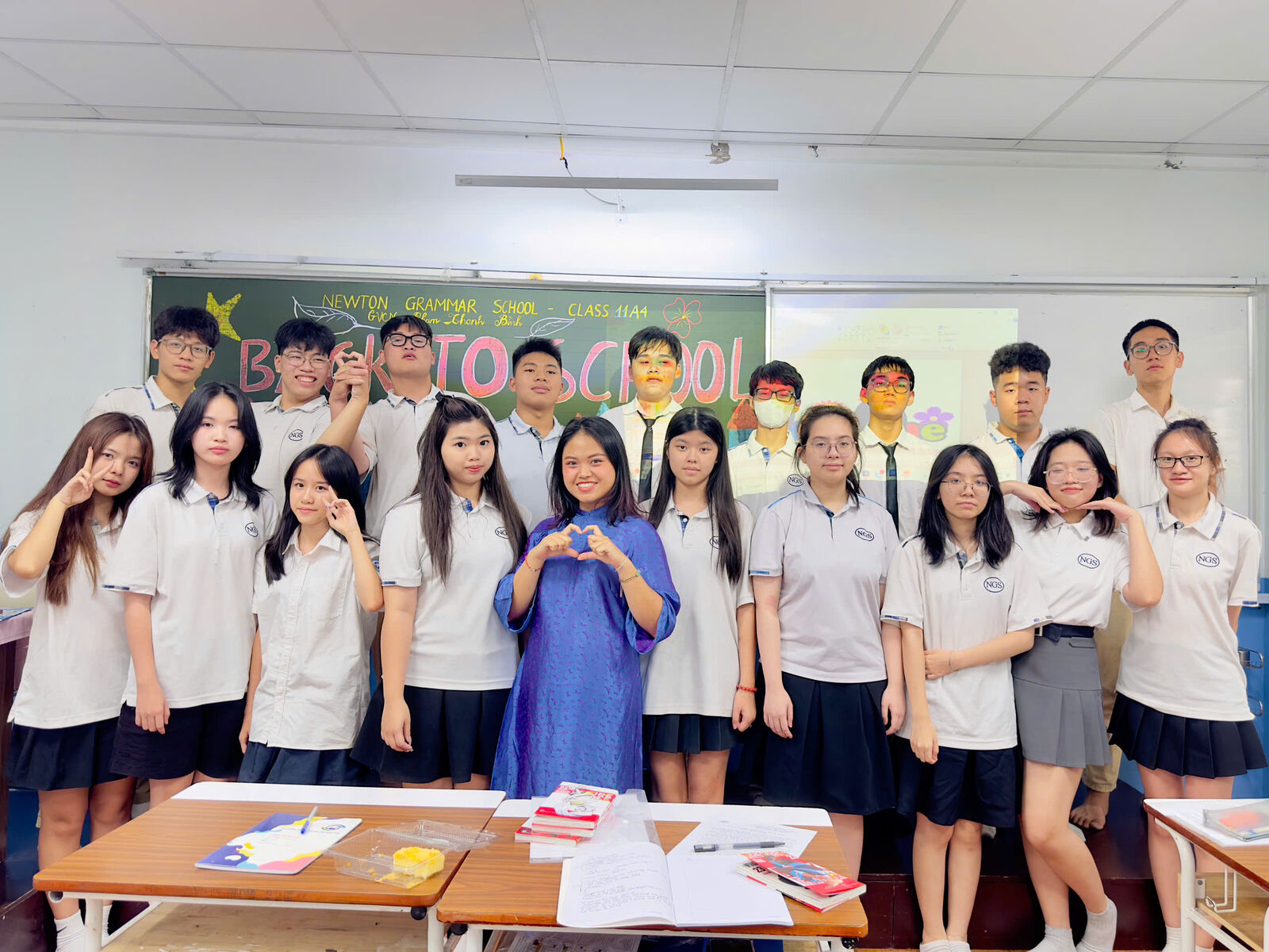 Cô Bình cùng lớp 11A4 Trường Newton
