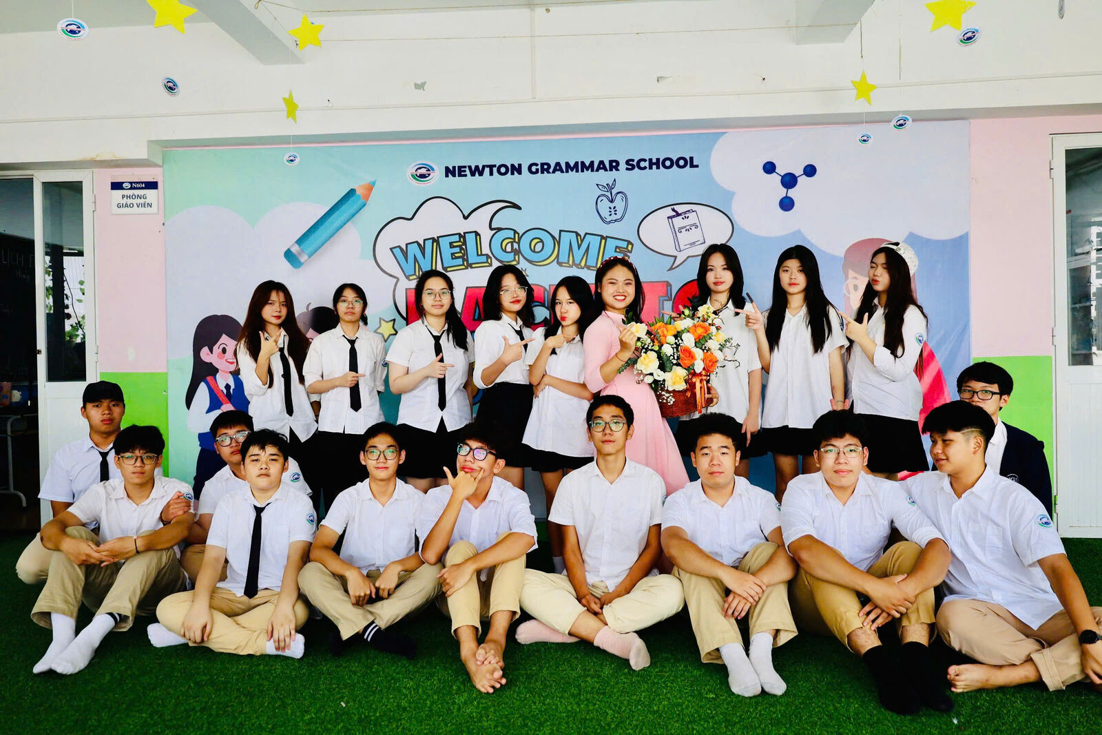 Cô Bình cùng học trò Trường Newton