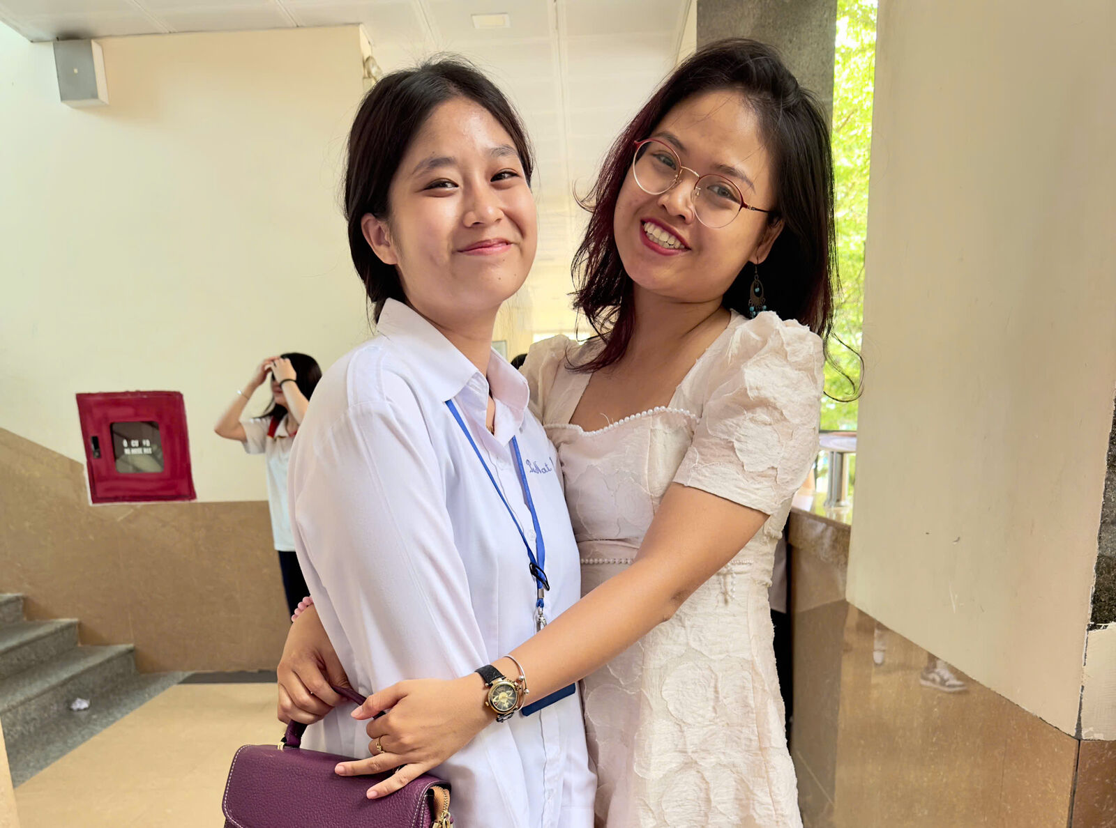 Cô Bình ôm một học trò